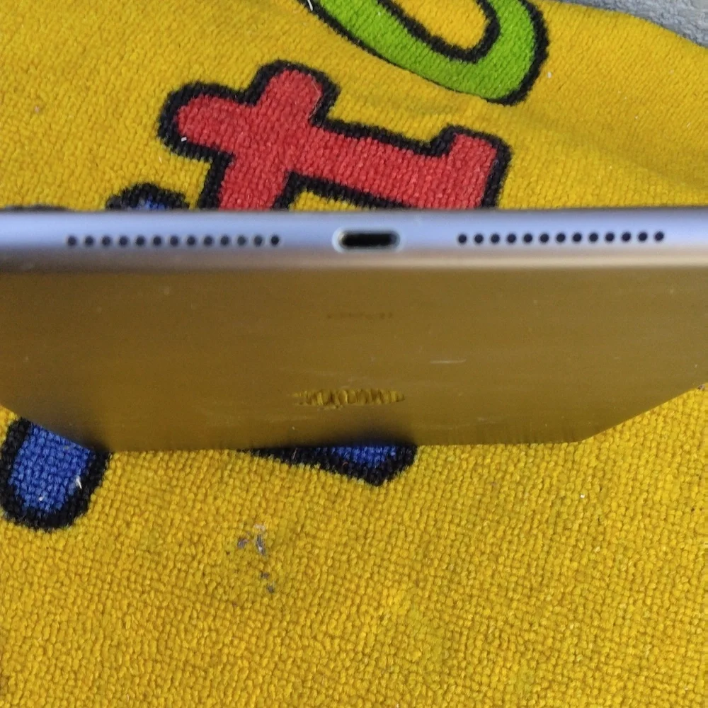 8th generation 2020 a2270 apple ipad broken screen..